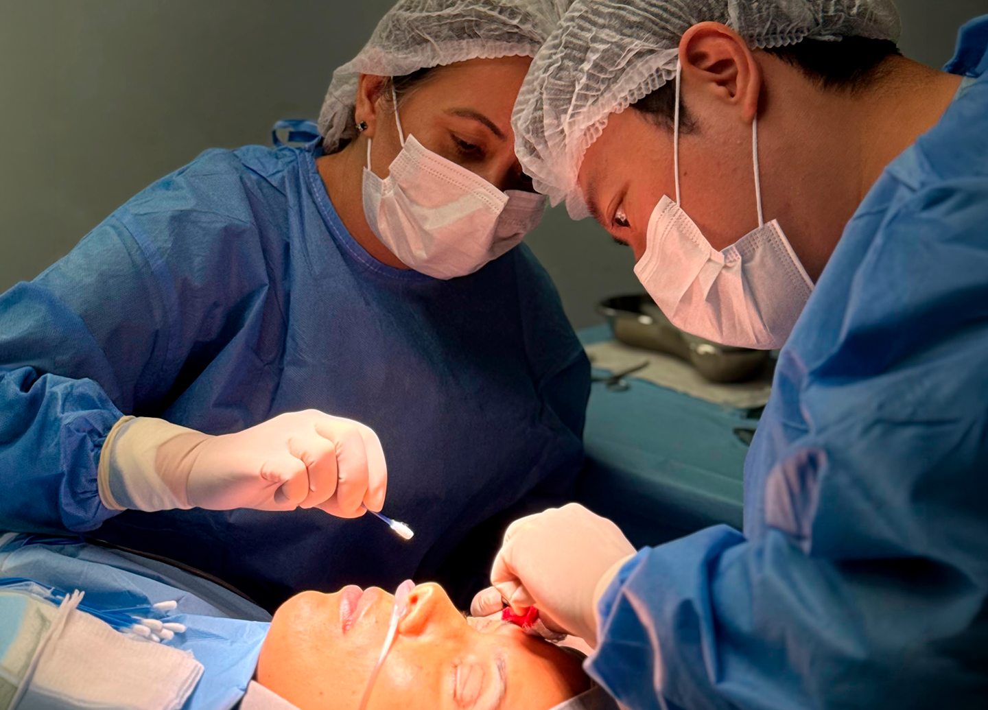 Equipe médica em ambiente cirúrgico hospitalar